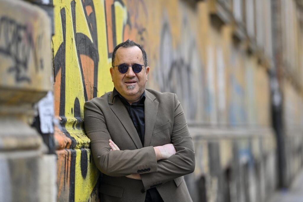 Neno Belan: "Žene su mi bacale grudnjake na binu, bilo je strujnih udara, ali i prosidbe. Svašta sam proživio u karijeri" - vecernji.hr 6